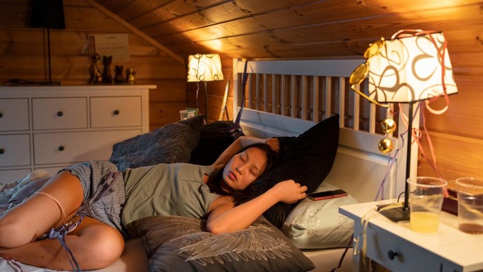 4 Ciri Kepribadian Orang yang Tidur dengan Lampu Menyala