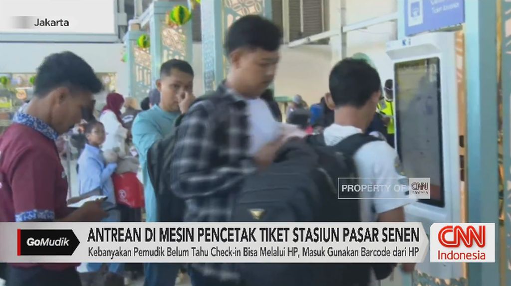 VIDEO: Antrean di Mesin Pencetak Tiket Stasiun Pasar Senen