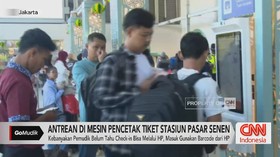 VIDEO: Antrean di Mesin Pencetak Tiket Stasiun Pasar Senen