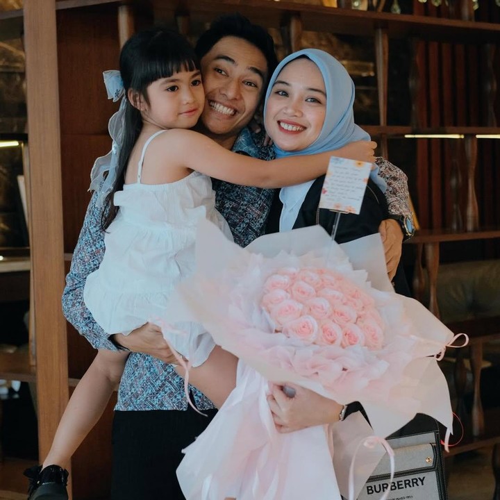 <p>Pasangan suami istri yang telah menjalani rumah tangga selama tujuh tahun ini jauh dari gosip miring. Sebaliknya, mereka pun sering berbagi kebahagiaan bersama putri semata wayang yang bernama Siera Dzakiya Arshani.&nbsp;(Foto: Instagram @suciasmarani)</p>