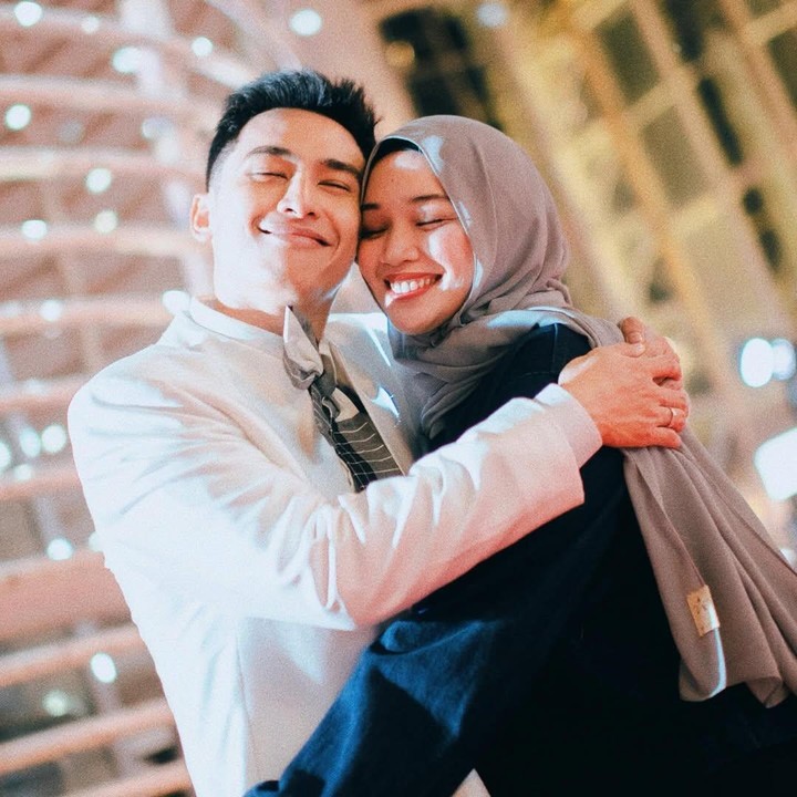 <p>Nama Ardit Erwandha tengah ramai dibicarakan publik. Komika sekaligus aktor yang kariernya sedang naik daun ini kembali menyapa penonton lewat film layar lebar terbarunya berjudul <em>Tunggu Aku Sukses Nanti</em>. (Foto: Instagram @suciasmarani)</p>