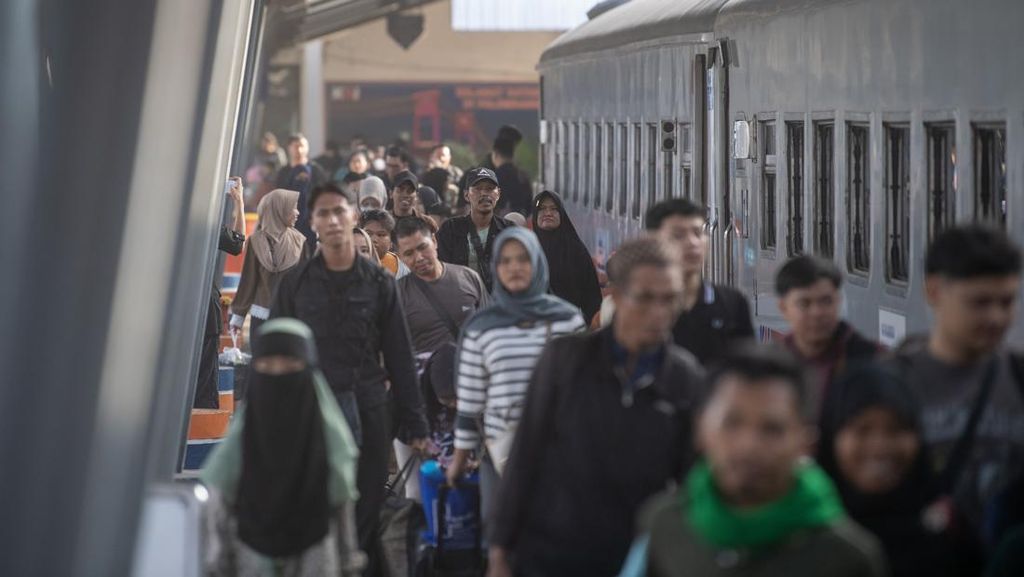 FOTO: Denyut Arus Mudik di Stasiun Kertapati Palembang