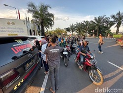Tim Resmob Kediri Turun ke Jalan Bagi Takjil di Simpang Lima Gumul