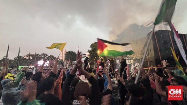 Massa dari sejumlah ormas Islam menggelar demo di Surabaya dan Makassar hari ini, mendesak RI keluar dari Board of Peace.