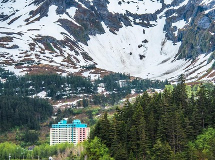 Kota Unik Ini Hampir Semua Penduduknya Tinggal di Satu Gedung, Begini Kehidupan Mereka