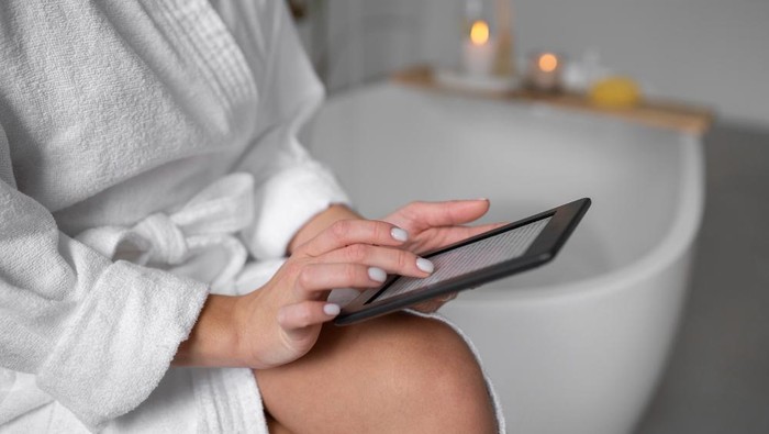 5 Dampak Kebiasaan Main HP di Toilet yang Perlu Kamu Tahu