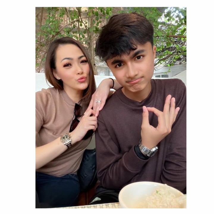 <p>Bintang Pratama merupakan anak dari aktor Hengky Kurniawan, dari pernikahan yang berakhir cerai dengan Christy Jusung. Bintang saat ini sudah beranjak dewasa, Bunda. Bintang yang lahir pada 13 Februari 2009 baru saja berulang tahun ke-17. (Foto: Instagram @christyjusung)</p>