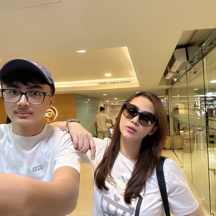 <p>Christy juga pernah mem-<em>posting</em> video kebersamaannya dengan sang putra sejak masih kecil hingga beranjak dewasa. Dalam unggahan ini, Christy mengungkap perasaan sayangnya pada Bintang. "Tak peduli berapa pun usiamu. Kamu&nbsp;akan selalu menjadi Bayiku. <em>I Love U BinBin</em>," ungkap Christy. (Foto: Instagram @christyjusung)</p>