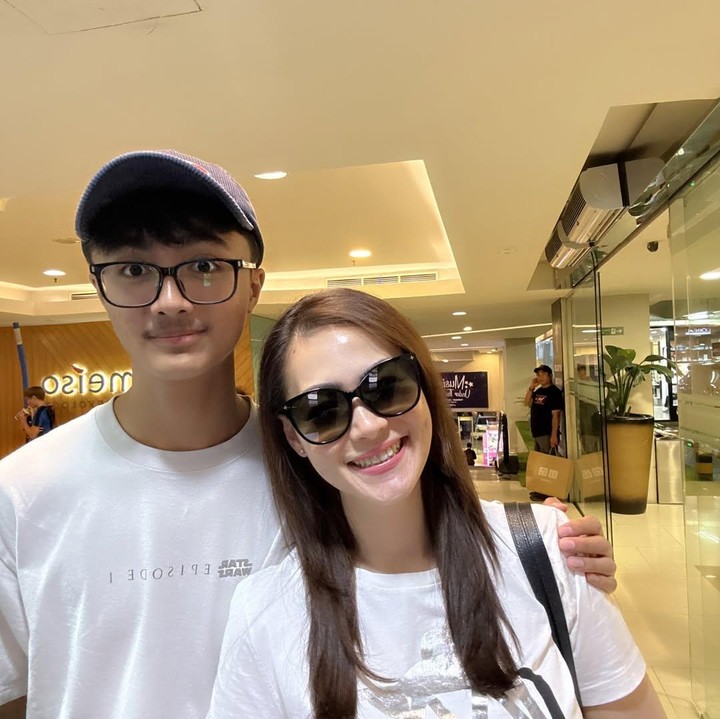 <p>Dalam <em>postingan</em> di Instagram, Christy mengunggah potretnya bersama sang putra yang tingginya sudah melebihi sang Bunda. Di momen kebersamaan ini, keduanya kompak menganakan kaus oblong putih. "Kesayangan," tulis Christy yang menyematkan <em>emoticon</em> hati merah dalam caption-nya. (Foto: Instagram @christyjusung)</p>