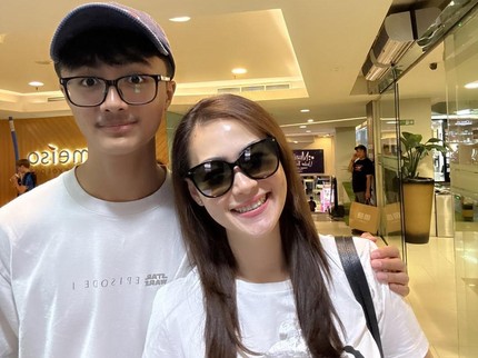 Momen Kebersamaan Bintang Anak Hengky Kurniawan & Ibunda, Tingginya Curi Perhatian