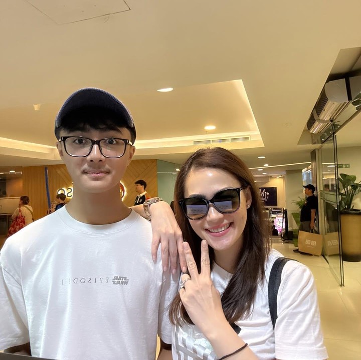 <p>Bintang sangat dekat dengan ibundanya Christy Jusung. Melalui unggahan di Instagram, Christy sering membagikan momen kebersamaan dengan putra semata wayangnya tersebut. Baru-baru ini, keduanya <em>quality time</em> bareng dengan jalan-jalan di mall. (Foto: Instagram @christyjusung)</p>