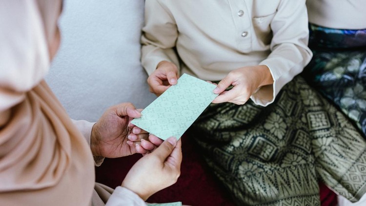 Bolehkah Memakai Uang THR Anak untuk Beli Mainan&quest; Ketahui Hukum Islam