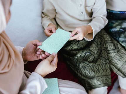 Bolehkah Memakai Uang THR Anak untuk Beli Mainan? Ketahui Hukum Islam