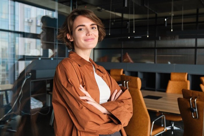 Cara meningkatkan rasa percaya diri di tempat kerja. Akui dan hargai hasil kerja sendiri/Foto: freepik.com/benzoix