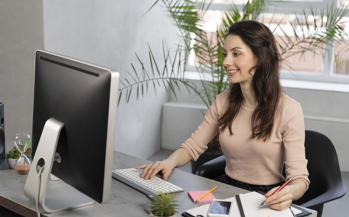 Cara meningkatkan rasa percaya diri di tempat erja. Berpenampilan dengan nyaman/Foto: freepik.com/freepik