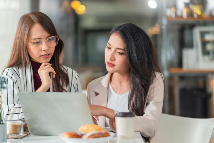 Cara meningkatkan rasa percaya diri di tempat kerja. Minta masukkan dari orang lain/Foto: freepik.com/lifestylememory