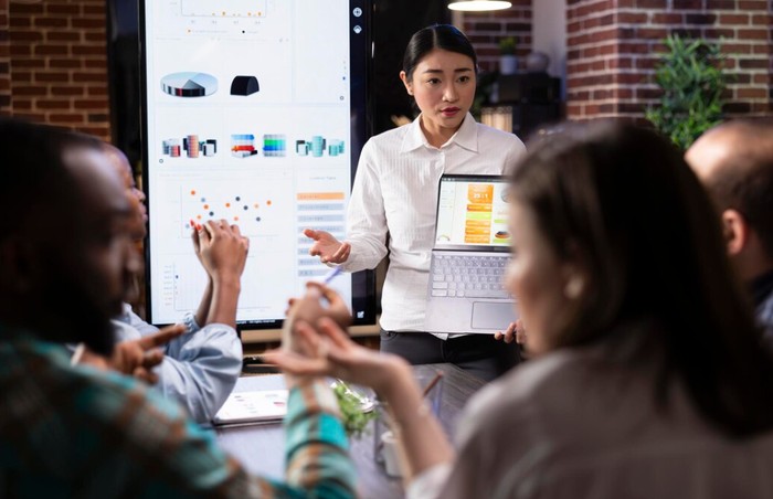 Cara meningkatkan rasa percaya diri di tempat kerja. Persiapkan diri dengan baik/Foto: freepik.com/DC Studio