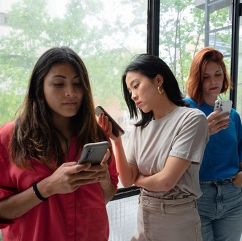 7 Ciri Kepribadian Orang yang Suka Scrolling HP saat Ngobrol