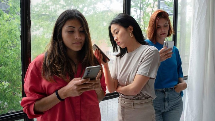 7 Ciri Kepribadian Orang yang Suka Scrolling HP saat Ngobrol