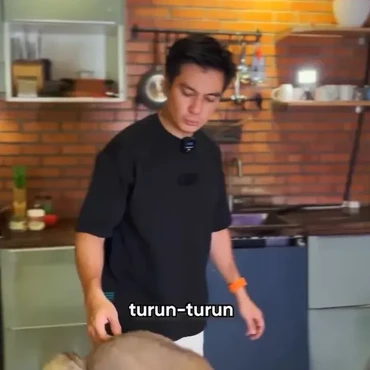 7 Potret Dapur Baim Wong Nuansa Maskulin dengan Desain Industrial Berdinding Bata