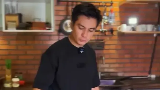 7 Potret Dapur Baim Wong Nuansa Maskulin dengan Desain Industrial Berdinding Bata