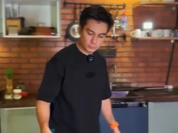 7 Potret Dapur Baim Wong Nuansa Maskulin dengan Desain Industrial Berdinding Bata 