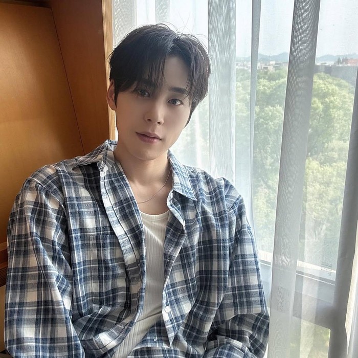 Setelah tujuh tahun bersama grup KNK, Dongwon memutuskan untuk memfokuskan kariernya sebagai aktor