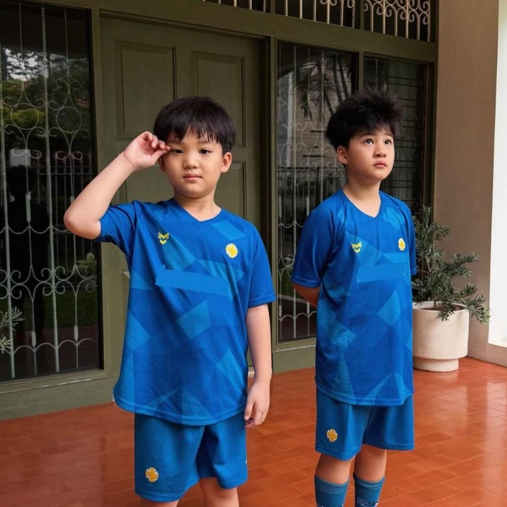 <p>Memiliki jarak usia hanya dua tahun membuat Iori dan Iago selalu terlihat bersama dan kerap disebut seperti kembar lho, Bunda. Baru-baru ini, keduanya berhasil mencuri perhatian karena tingkah lucunya saat menemui sang Ayah yang sedang mempromosikan film terbarunya berjudul <em>Na Willa</em>. (Foto: Instagram @putrititian)</p>