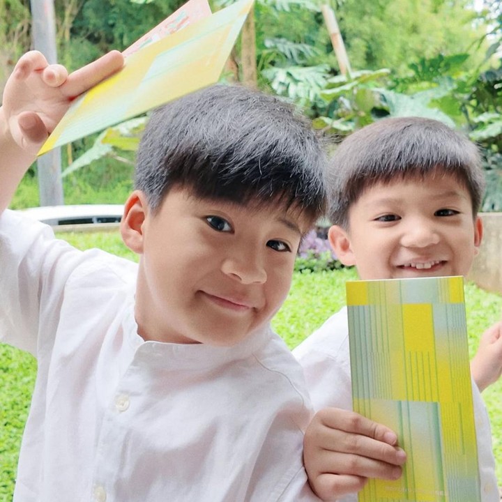 <p>Selain itu, Bunda dua anak ini bercerita bahwa Iori dan Iago sangat menikmati film yang diperankan langsung oleh sang Ayah. "Senang sekali papi bisa terlibat di film ini, film yang bisa di nikmati banget sama <em>boys</em>. Jadi mereka dateng enggak cuma 'dateng formalitas' aja. Tapi <em>boys</em> bisa nonton ketawa geli dan terima kasih Na Willa, <em>boys</em> kecantol banget kalau suka bohong nanti kakinya bakalan sakit ada batunya hahahaha," ungkapnya. (Foto: Instagram @putrititian)</p>