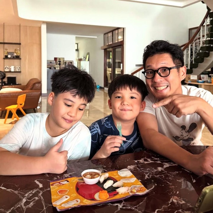 <p>Ya, Junior Liem diketahui menjadi salah satu pemain dalam film drama keluarga yang akan tayang pada Lebaran 2026. Pada momen <em>press screening</em> film tersebut, Putri Titian pun mengajak kedua putranya. Rupanya, momen itu membuat mereka terkejut saat mengetahui bahwa sang Ayah adalah seorang aktor. "Pengalaman baru untuk anak-anak. Pertama kali momom bawa mereka lihat 'kerjaan' papi. Kaget dikit, ternyata bapaknya itu aktor," tulis Putri lewat Instagram Stories-nya. (Foto: Instagram @putrititian)</p>