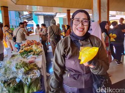Senyum Semringah Wati dan Eka Usai Berburu Sembako Murah di Soreang