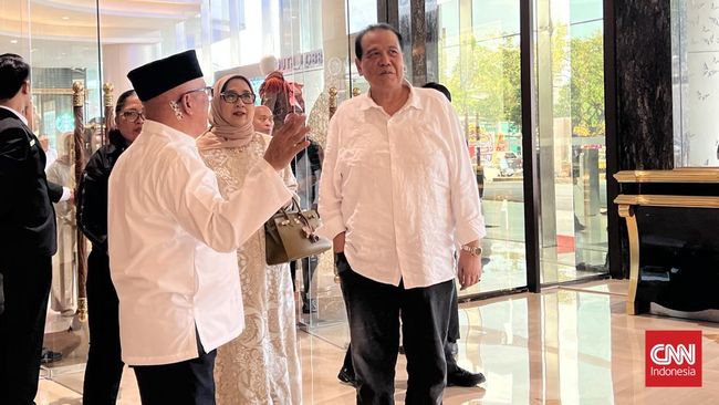 Mengundang anak yatim untuk berdoa bersama merupakan tradisi yang kerap dilakukan Chairul Tanjung setiap kali membuka unit usaha baru.