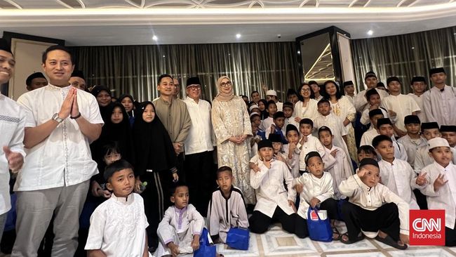 Chairman CT Corp Chairul Tanjung (CT) berbuka puasa bersama anak-anak yatim di Trans Hotel Jakarta, Cibubur, Jumat (13/3).