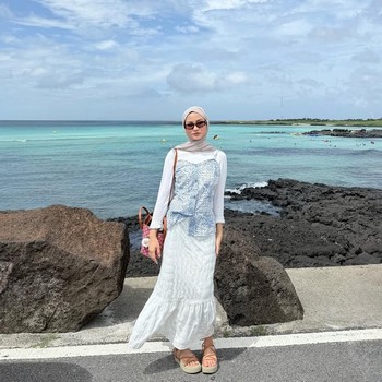 Get The Look: Ide Outfit Liburan ke Pantai untuk Hijabers ala Xaviera Putri
