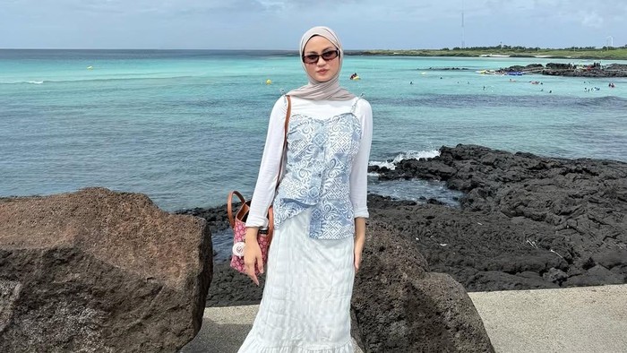 Get The Look: Ide Outfit Liburan ke Pantai untuk Hijabers ala Xaviera Putri