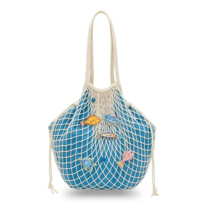 Get The Look: Inspirasi Gaya Liburan ke Pantai ala Xaviera Putri