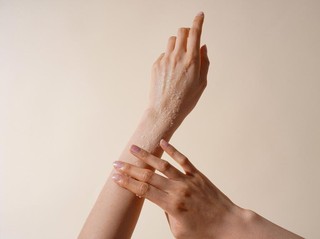 Dove Ice Cream Body Scrub Sakura, Lulur Creamy untuk Kulit Cerah