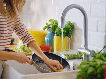 9 Ciri Kepribadian Orang yang Langsung Bersih-bersih Dapur saat Memasak