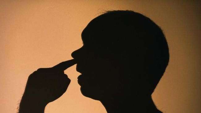 Mengupil saat puasa sering dipertanyakan. Apakah kebiasaan ini bisa membatalkan puasa? Simak penjelasan ulama berikut.