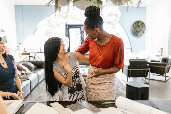 Berjiwa pemimpin. Sikap kepemimpinan termasuk bagaimana orang tersebut bisa menetapkan suasana.