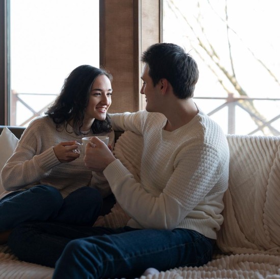 5 Topik yang Sering Dibahas Pasangan yang Saling Percaya