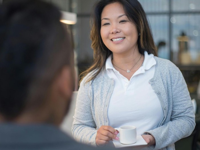 Punya kepercayaan diri. Orang tersebut sepenuhnya hadir di momen itu.