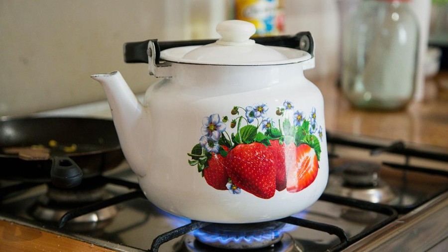 ilustrasi masak air menggunakan teko