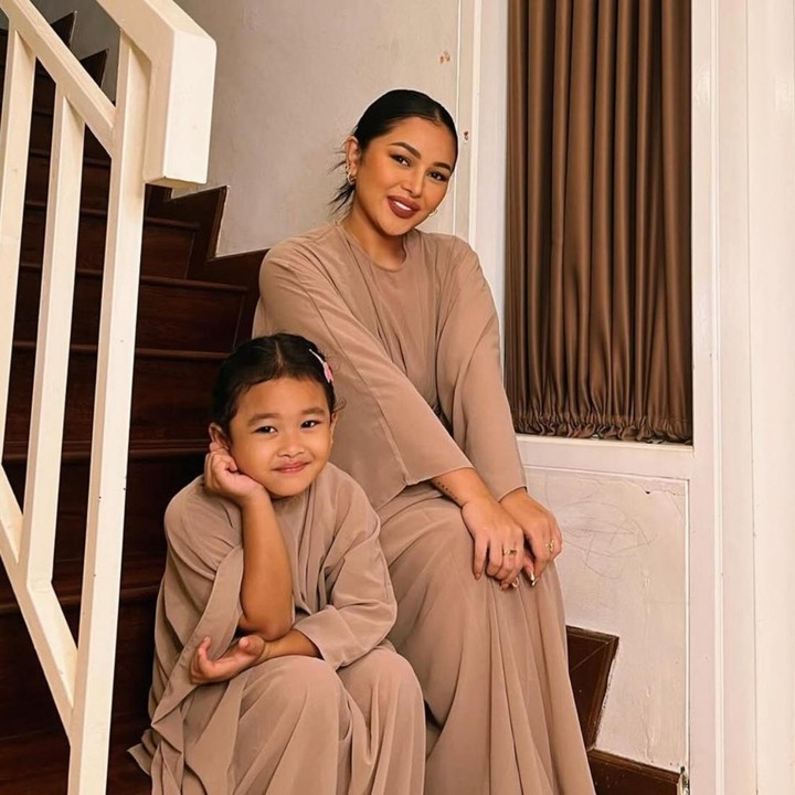 <p>Gewa Atlana Syamayim Latuihamallo atau akrab disapa Gewa, putri semata wayang mendiang Glenn Fredly dan Mutia Ayu, baru-baru ini berhasil mencuri perhatian lewat video yang diunggah oleh sang Bunda di media sosial.&nbsp;Di bulan Ramadhan ini, Gewa pun mulai belajar menjalani puasa. (Foto: Instagram @gewaatlanasyamayim)</p>