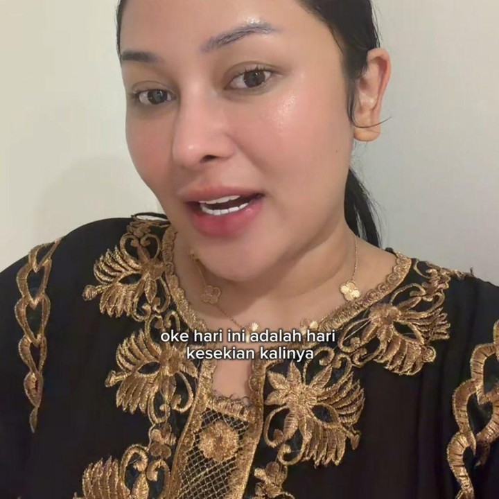 <p>Belum lama ini, Mutia membagikan momen saat membangunkan Gewa lewat akun TikTok pribadinya. Dalam videonya, Mutia bercerita bahwa sang putri rajin berpuasa dan hanya absen dua hari sepanjang bulan Ramadhan. "Hari ini adalah hari kesekian kalinya Gewa puasa dan dia tuh cuma bolong dua hari selama bulan Ramadhan ini," ungkap Mutia, dikutip dari akun Tiktok @mutia_ayuu. (Foto: Tiktok @mutia_ayuu)</p>