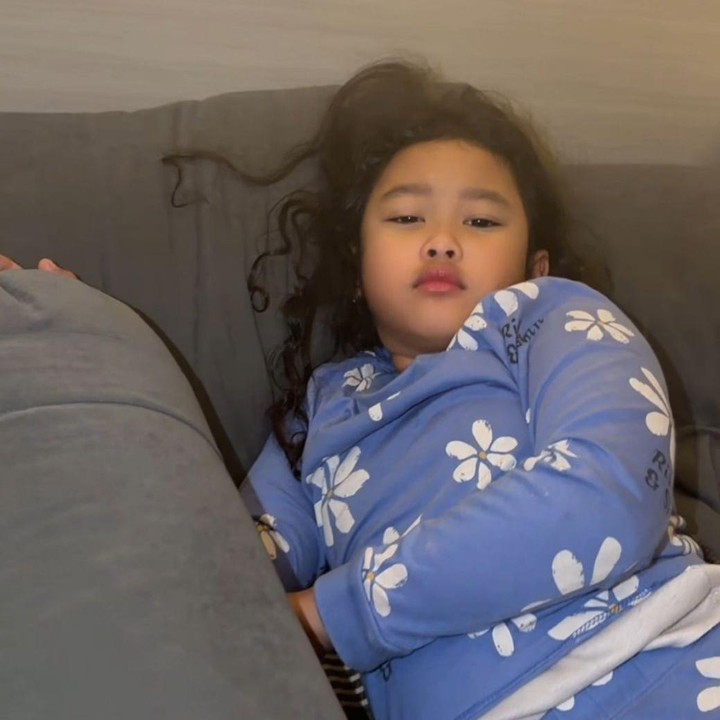 <p>Ketika dibangunkan dan ditanya apakah akan berpuasa oleh sang Bunda, Gewa langsung mengatakan ingin ikut berpuasa. Bahkan, ketika Mutia menyarankan untuk tidak berpuasa, Gewa pun tetap bersikeras menjalani puasanya. (Foto: Tiktok @mutia_ayuu)</p>