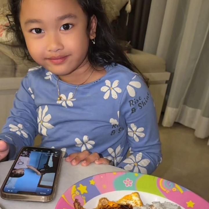 <p>Sebelum menyantap makanan sahurnya, Gewa tak lupa membaca doa makan dengan begitu khusyuk, Bunda. Meski lauknya tampak sederhana, ia tetap bersemangat dan lahap menyantap makanannya, lho. (Foto: Tiktok @mutia_ayuu)</p>