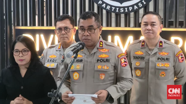 Mabes Polri analisis CCTV kasus penyiraman air keras terhadap Andrie Yunus. Penyidik periksa saksi dan bukti digital untuk identifikasi pelaku.