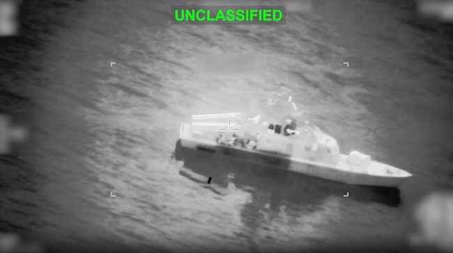 Kapal Iran mengejar kapal induk Amerika Serikat USS Abraham Lincoln tetapi berakhir dirudal pasukan Negeri Paman Sam.