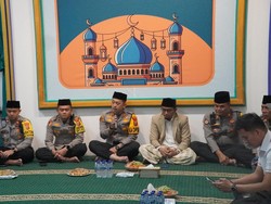 Kapolres Bogor Buka Puasa Bersama dan Bagikan Takjil ke Warga di Pos Gadog